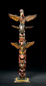 Totem (lakované dřevo)