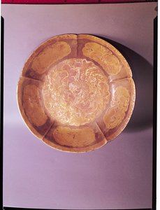 Rytý talíř, dynastie Tang (618-907) (zlato a stříbro)