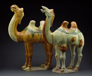 Dva velbloudi, dynastie Tang (618-907) (glazovaná kamenina)