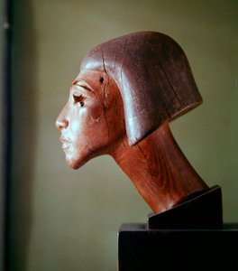 Hlava ve stylu El-Amarna (dřevo)