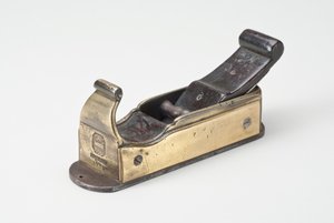 Pokosové letadlo, 1739 (červený bronz, ocel a palisandr)