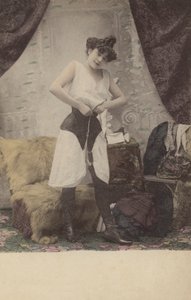 Dívka si rozepíná korzet