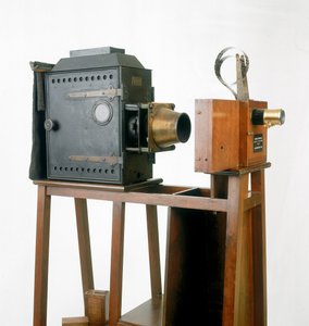 2umiere cinematographe, 1895 (dřevo a kov)