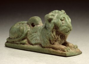 Amulet ležícího lva (zelená fajáns)