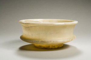 Tazza, 18.–19. dynastie, 1540–1186 př. n. l. (alabastr)