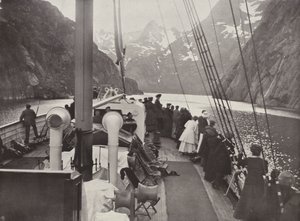 Turistický parník ve fjordu Trold
