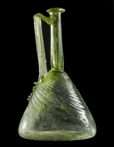 Flagon, z Brackenbraes, Turriff, Aberdeenshire (foukané zelené sklo)