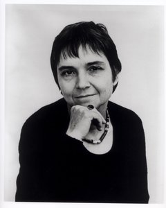 Adrienne Cecile Rich (nar. 1929), 70. léta (černobílá fotografie)