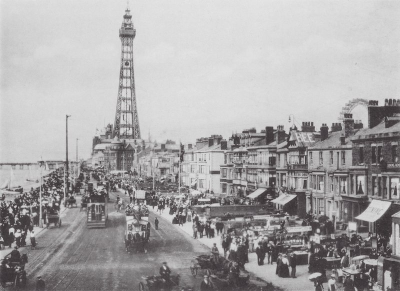 Centrální promenáda, Blackpool (čb fotografie) od (after) English photographer