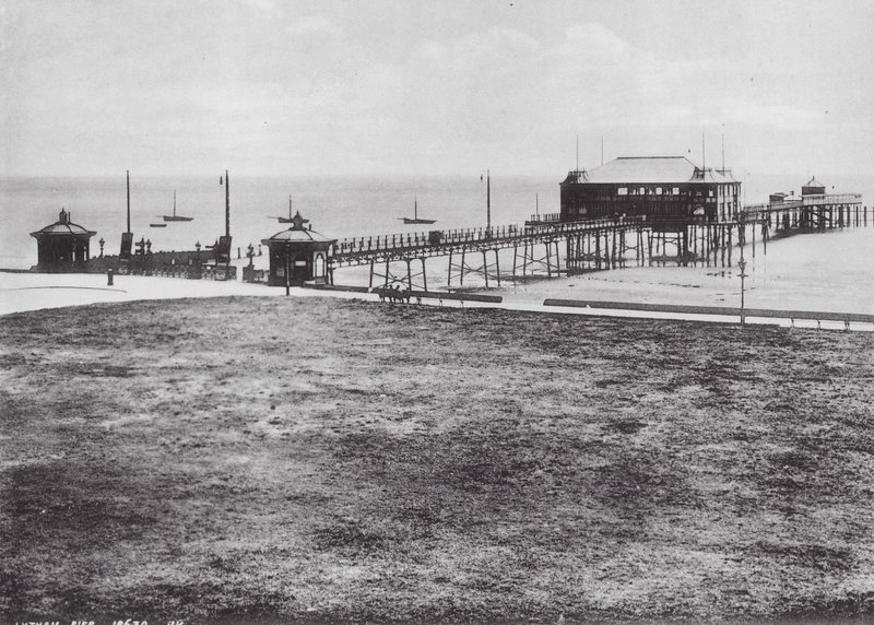 Lytham Pier (čb fotografie) od (after) English photographer