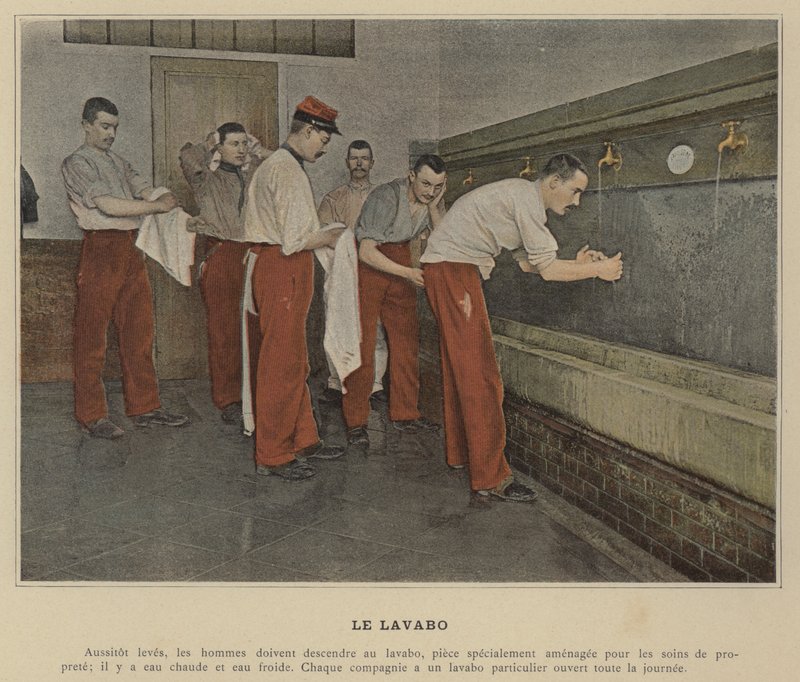 Le Lavabo (barevné foto) od (after) French Photographer