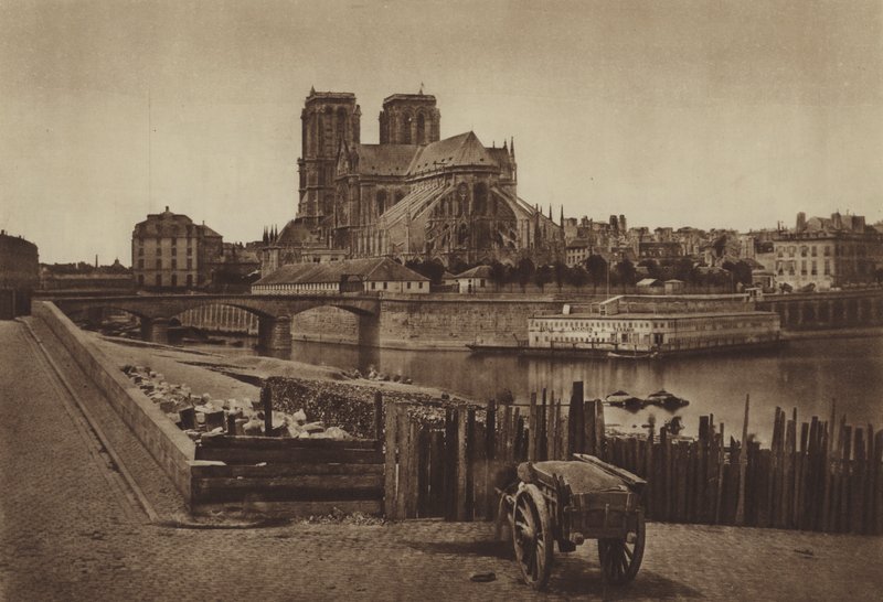 Apsida Notre-Dame (černobílá fotografie) od (after) French Photographer