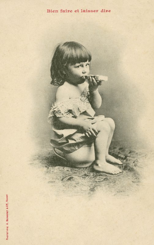 Dítě jí krajíc chleba od French Photographer