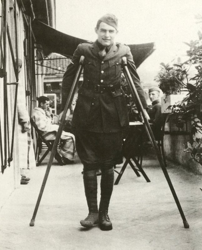Ernest Hemingway (černobílá fotografie) od American Photographer (after)