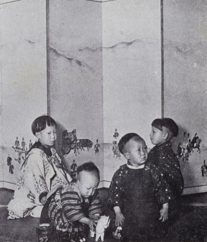 Japonská miminka ve hře (černobílá fotografie) od American Photographer (after)