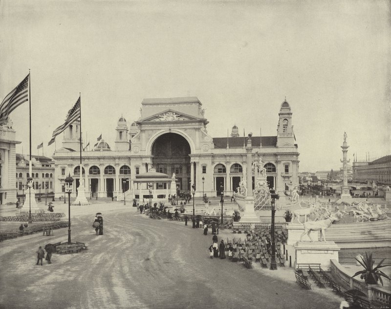 Přes Grand Plaza na sever od American Photographer