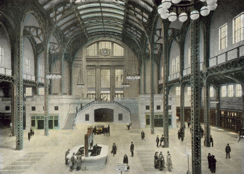 Train Concourse, Chicago Union Station (barevná fotografie) od American Photographer