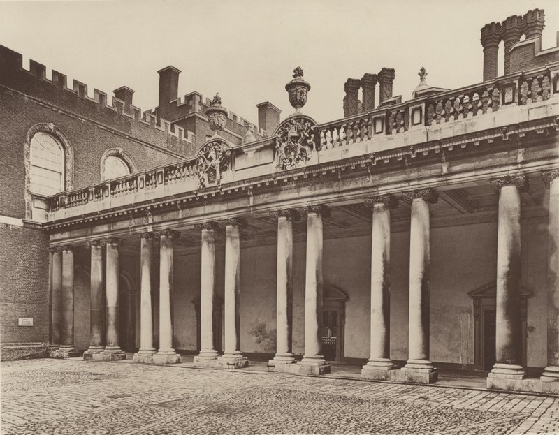 Palác Hampton Court, kolonáda ke královskému vchodu od Charles Latham