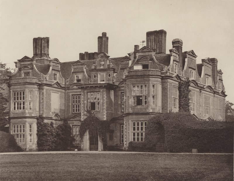 Swateley Hall, Uxbridge, vstupní průčelí od Charles Latham