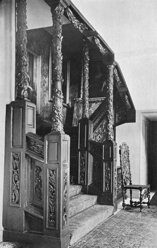 Úpatí schodiště od Charles Latham