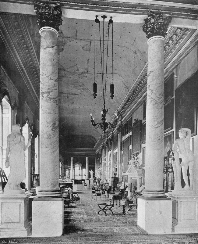 Dlouhá galerie od Charles Latham