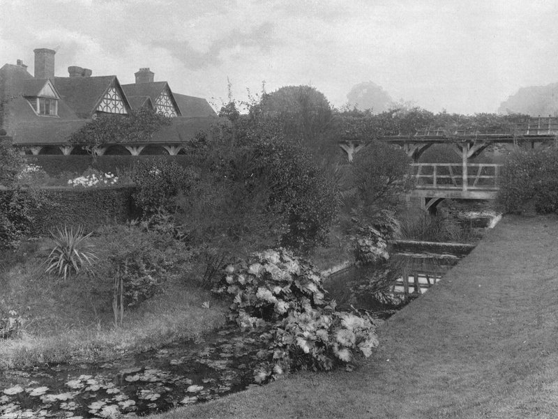 The Turn of the Moat (č/b foto) od Charles Latham
