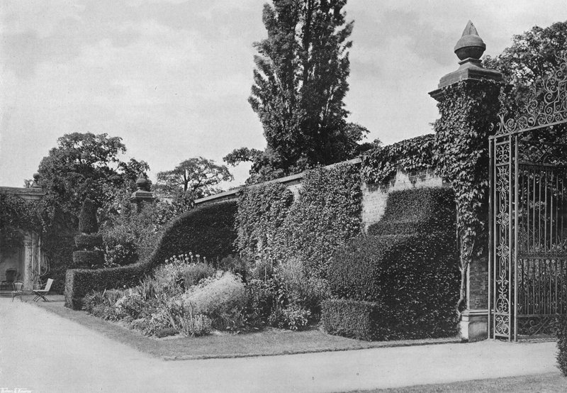 Yew Buttress, Alcove Walk od Charles Latham