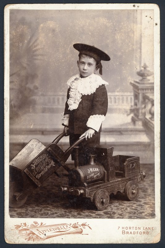 Chlapec s vláčkem a kolečkem od English Photographer