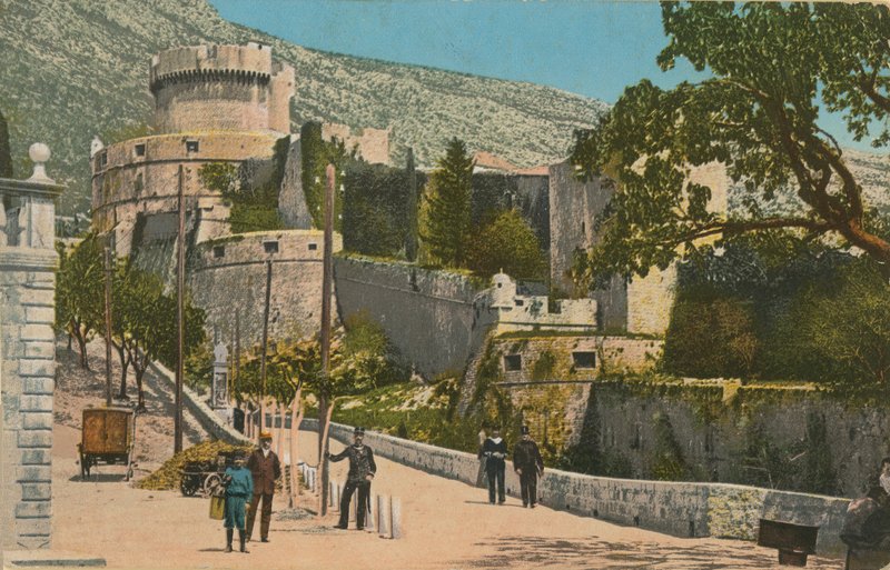 Hrad. Pohlednice odeslána v roce 1913. od English Photographer