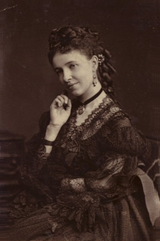 E. Albani od English Photographer