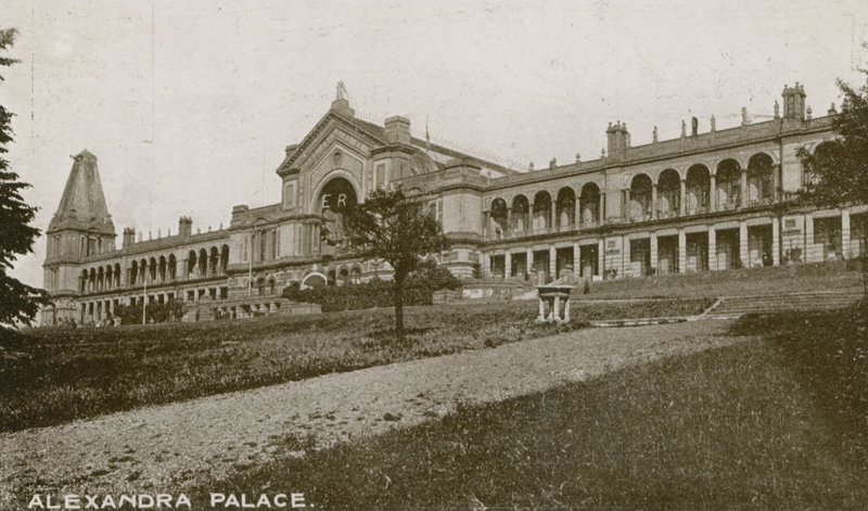 Celkový pohled na palác Alexandra od English Photographer