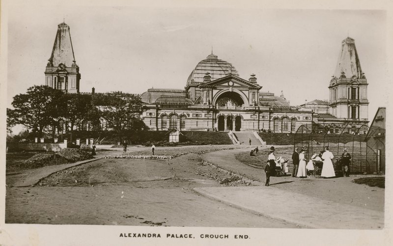 Celkový pohled na palác Alexandra od English Photographer