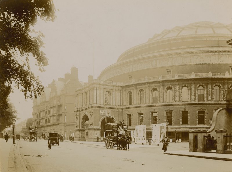 Celkový pohled na Royal Albert Hall od English Photographer