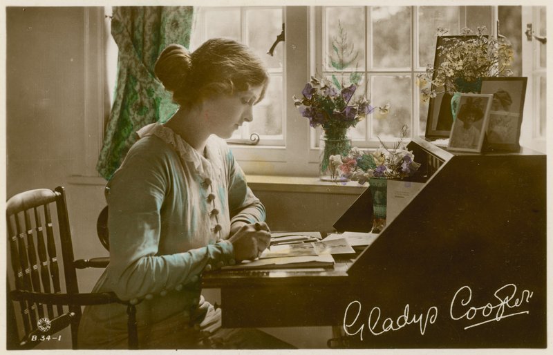 Gladys Cooper u psacího stolu od English Photographer