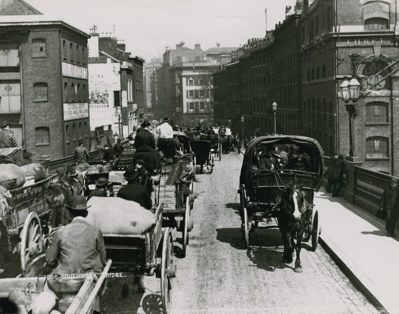 Povozy tažené koňmi projíždějící přes Southwark Bridge od English Photographer