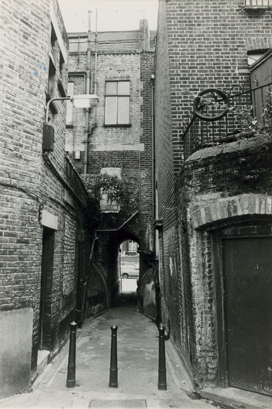 Jack the Ripper: Woods Buildings, Whitechapel Road od English Photographer