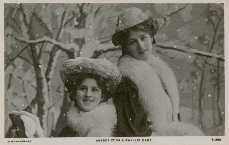 Slečny Zena a Phyllis Dareovy od English Photographer