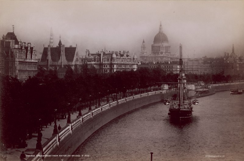 Nábřeží Temže z mostu Waterloo Bridge od English Photographer