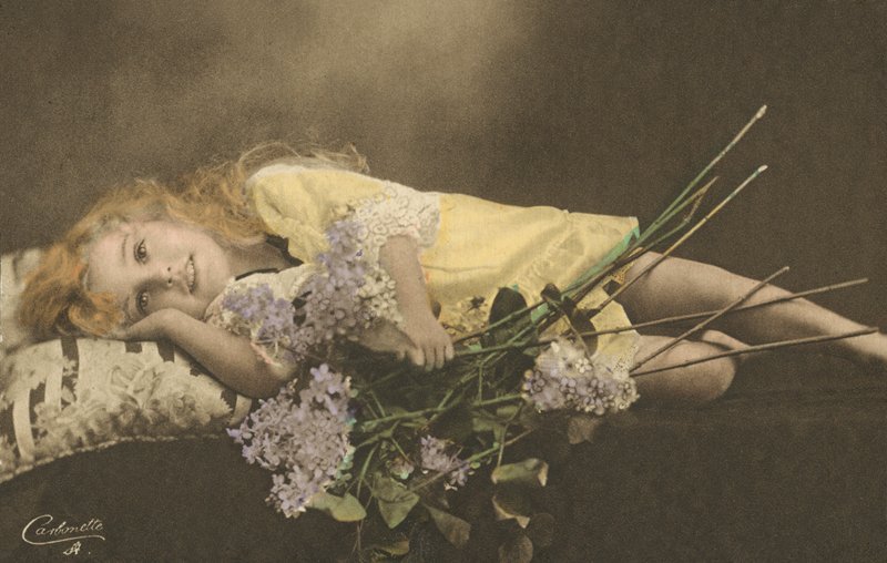 Mladá dívka a květiny od English Photographer