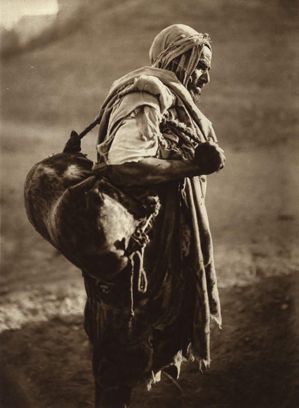 Tunis, nosič vody (čb fotografie) od European Photographer