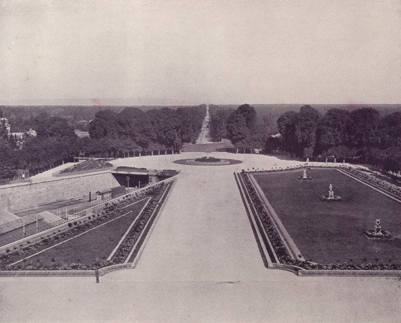 Avenue des Loges, St Germain-en-Laye (černobílá fotografie) od French Photographer