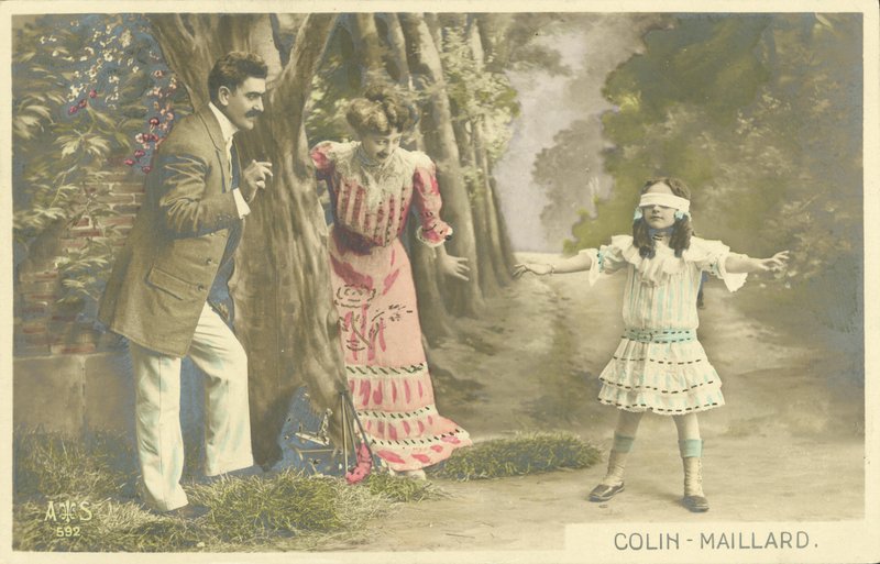 Rodina hraje Blind Mans Buff od French Photographer