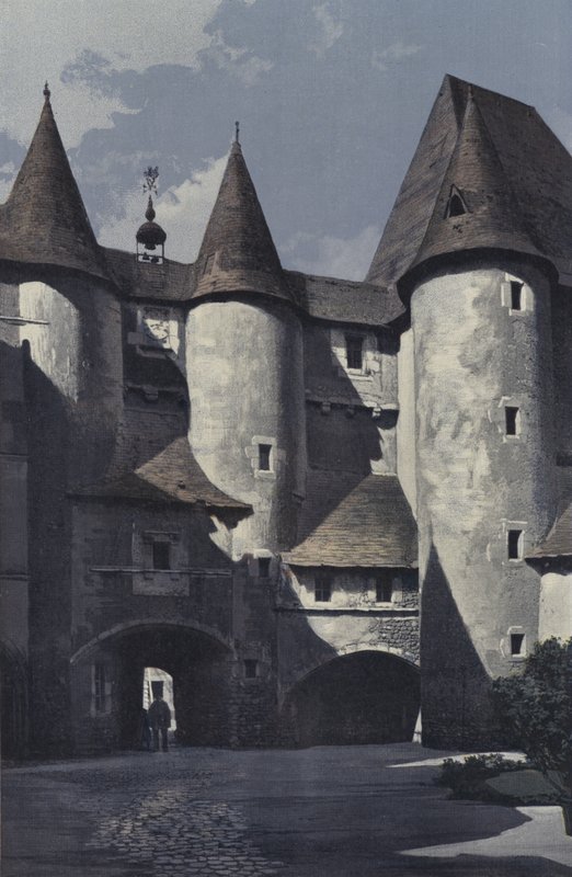 Fougeres-sur-Bievre, zámek, fasáda na nádvoří od French Photographer