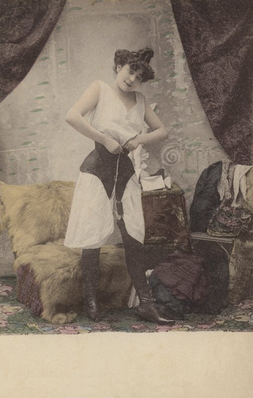 Dívka si rozepíná korzet od French Photographer