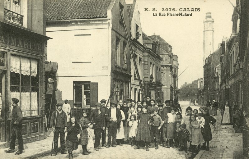 Rue Pierre-Mulard, Calais (černobílá fotografie) od French Photographer