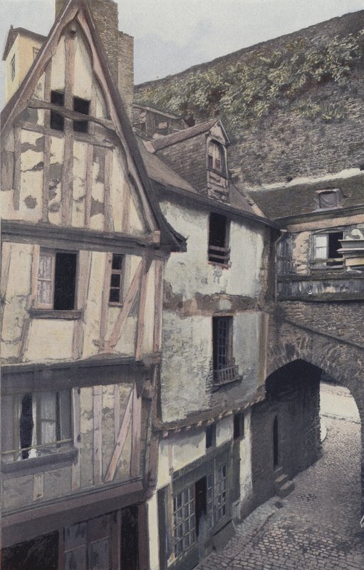 Laval, Porte Beucheresse a domy vicilles od French Photographer
