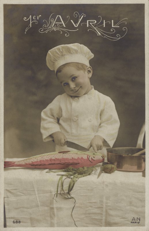 Malý chlapec vaří rybu (barevná fotografie) od French Photographer