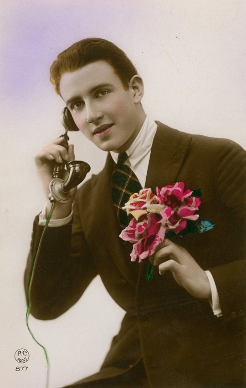 Muž na telefonu, držící květiny od French Photographer