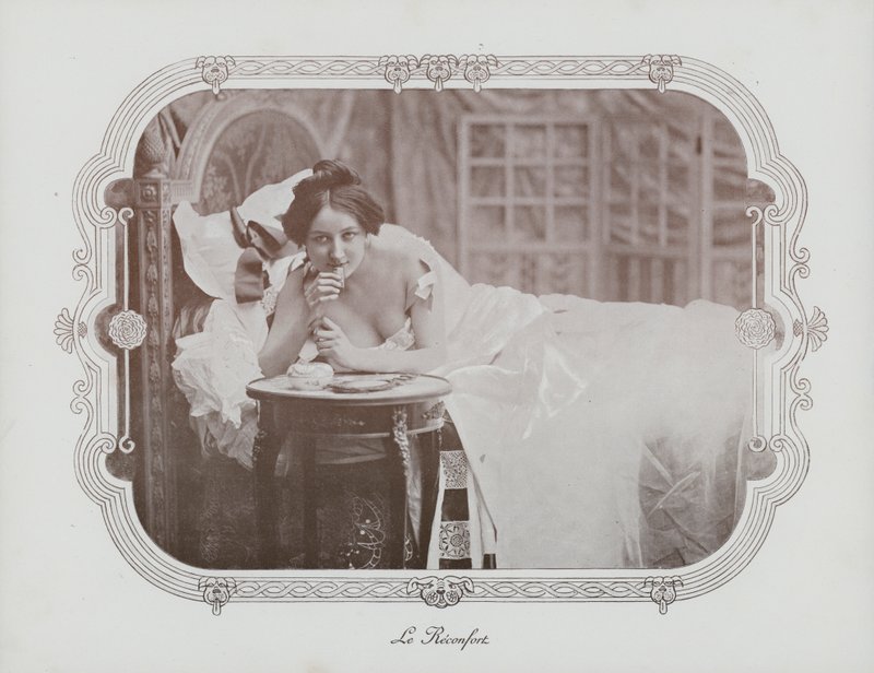 Žena odpočívá v posteli (černobílá fotografie) od French Photographer