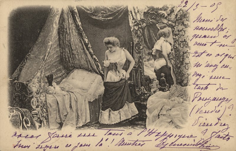 Žena se svléká v zrcadle od French Photographer
